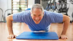 Als je na je 55e zoveel push-ups kunt doen, is je armkracht ongelooflijk