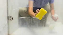 Het geheim van kamermeisjes waarover ze zwijgen – je douchecabine zal stralen van netheid