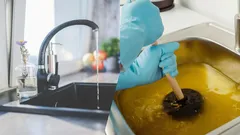 Deze 5 producten mag je niet door de gootsteen spoelen – dan heb je in no-time een verstopping