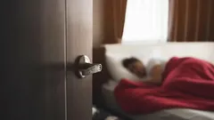 Slaapkamerdeur ’s nachts open: psychologen vertellen wat dit zegt over je persoonlijkheid