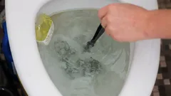 Zo verhelp je elke verstopping in het toilet zonder ontstopper: experts delen 5 eenvoudige manieren