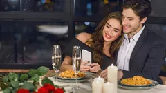 Heeft de plek waar je elkaar leert kennen invloed op het geluk in een relatie: onderzoek van psychologen