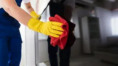 Een tv mag je alleen zo schoonmaken – andere middelen verpesten het scherm voorgoed