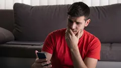 Experts: 5 duidelijke tekenen dat iemand stiekem je telefoon controleert