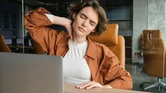 "Computersyndroom": de beste oefeningen om van pijn in je nek en rug af te komen