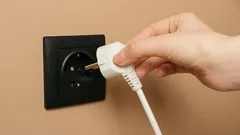 Laat dit elektrische apparaat nooit in het stopcontact zitten: dit kan er gebeuren